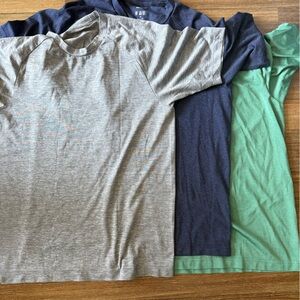 3-pack Uniqlo Men's Gray, Navy, and Green Short Sleeve Tees